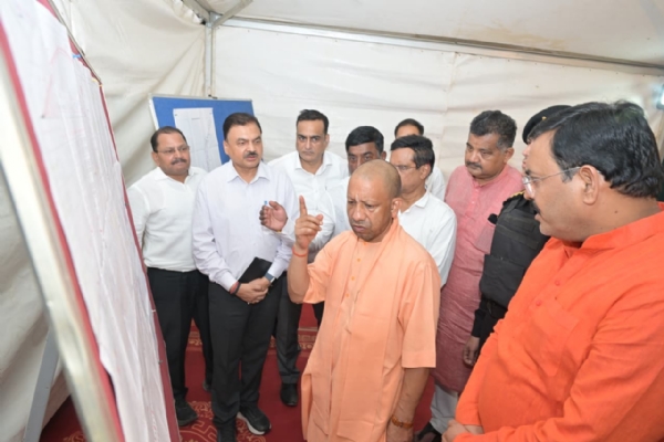 *सीएम योगी ने किया जगेसर पासी चौराहे से हड़हवा फाटक होते हुए एचएन सिंह चौक तक बन रही टूलेन/फोरलेन सड़क का निरीक्षण*