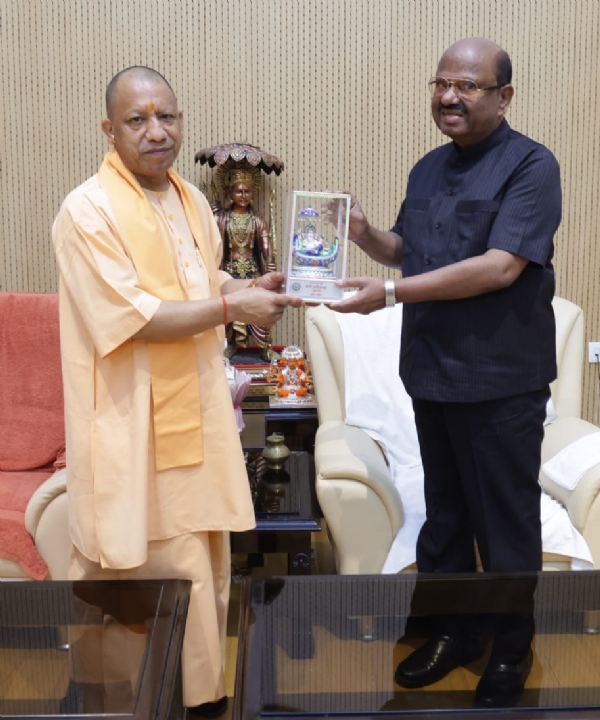 डॉ सीवी बोस को गणेश प्रतिमा भेंट करते मुख्यमंत्री डॉ सीवी बोस को गणेश प्रतिमा भेंट करते मुख्यमंत्री