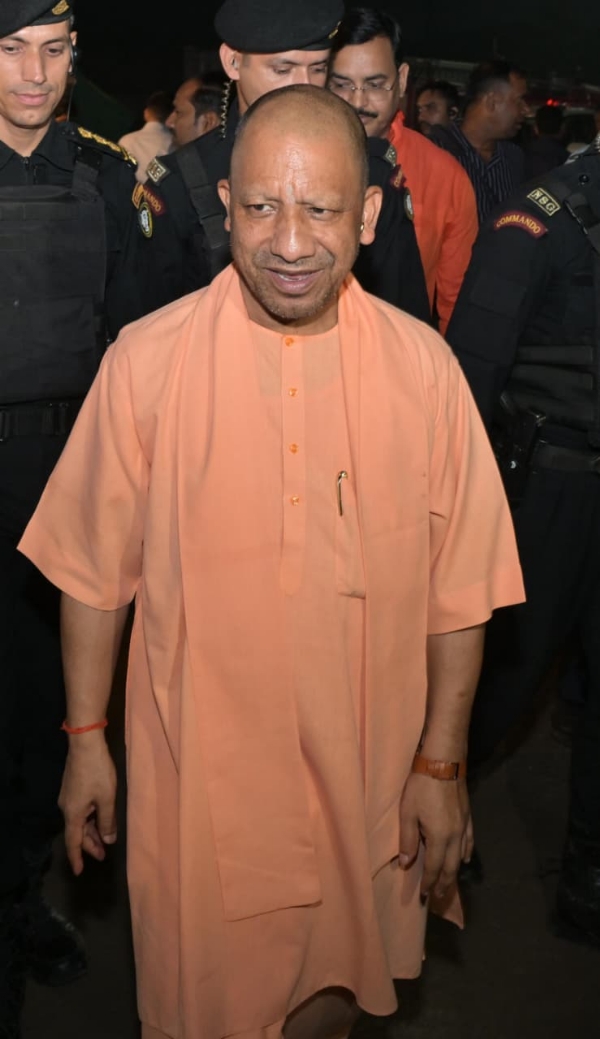 *सीएम योगी ने किया जगेसर पासी चौराहे से हड़हवा फाटक होते हुए एचएन सिंह चौक तक बन रही टूलेन/फोरलेन सड़क का निरीक्षण*