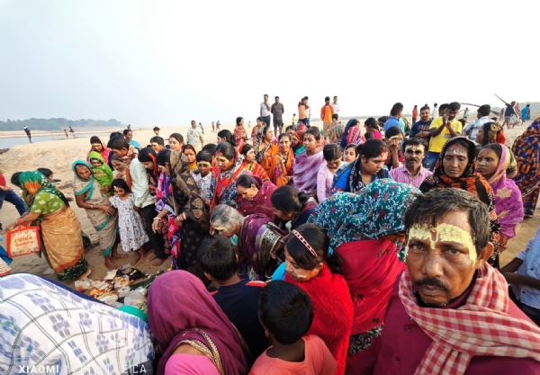 पश्चिम मेदिनीपुर में नदी तटों पर श्रद्धालुओं की भीड़ पश्चिम मेदिनीपुर में नदी तटों पर श्रद्धालुओं की भीड़