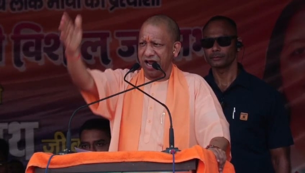 उत्तर प्रदेश के मुख्यमंत्री योगी आदित्यनाथ सभा को सम्बोधित करते हुए उत्तर प्रदेश के मुख्यमंत्री योगी आदित्यनाथ सभा को सम्बोधित करते हुए