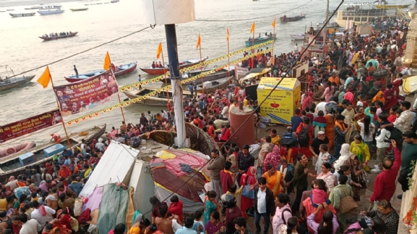 गंगा में स्नान करते श्रद्धालु गंगा में स्नान करते श्रद्धालु