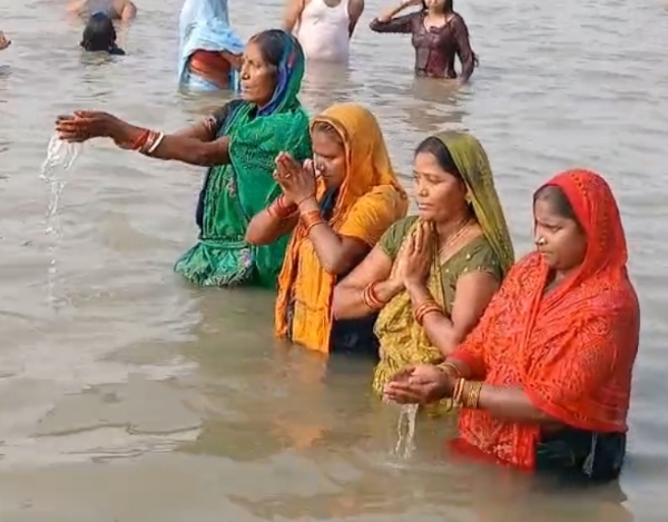 गंगा स्नान करते श्रद्धालु