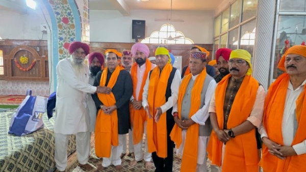 गुरू नानक देव के प्रकाशोत्सव पर शीश नवाजते भाजपा नेता। गुरू नानक देव के प्रकाशोत्सव पर शीश नवाजते भाजपा नेता।