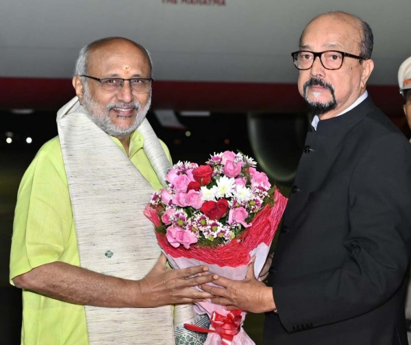 राज्यपाल रमेन डेका उपराष्ट्रपति सी.पी. राधाकृष्णन का माना विमानतल पर स्वागत करते राज्यपाल रमेन डेका उपराष्ट्रपति सी.पी. राधाकृष्णन का माना विमानतल पर स्वागत करते