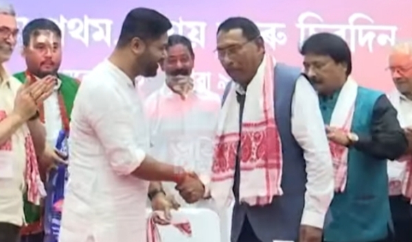 असम जातीय परिषद में शामिल होते हुए पूर्व केंद्रीय मंत्री राजेन गोहाईं।