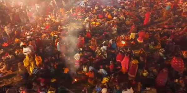 कार्तिक पूर्णिमायां श्रद्धालवोऽकुर्वन् पवित्रस्नानम्