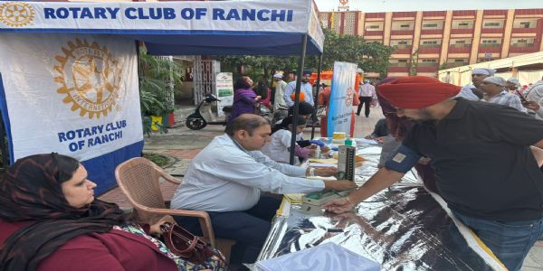 गुरूनानकजयंत्यां रोटरीक्लब इत्यनेन विनामूल्यस्वास्थ्यपरीक्षणशिविरः आयोजितः