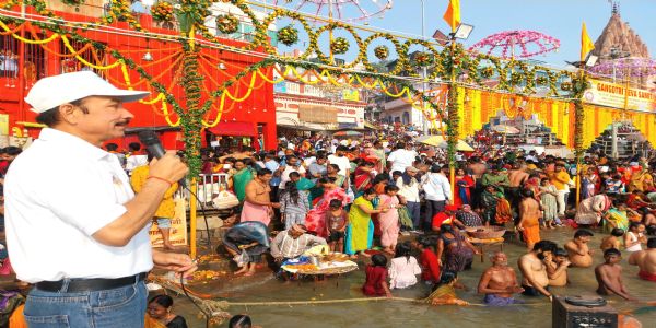 वाराणस्यां देव दीपावल्यां गंगा तटानां स्वच्छतायै सौन्दर्यं दीपितम्