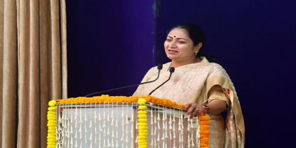 पद्म भूषणेन सम्मानितस्य शारदा सिन्हा इत्यस्य पुण्यतिथौ मुख्यमंत्री रेखा गुप्ता लोक गायिकां नतवती