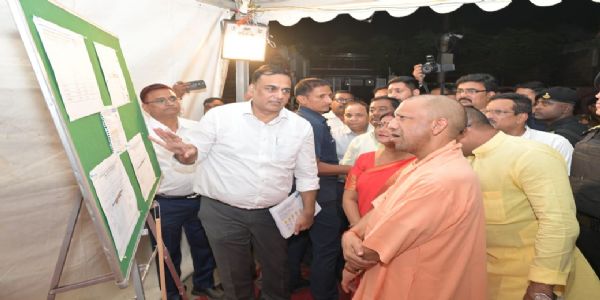 मुख्यमन्त्रिणा उक्तम् — मार्गविस्तारकार्येषु जनसुविधायाः सम्यक् विचारः कर्तव्यः