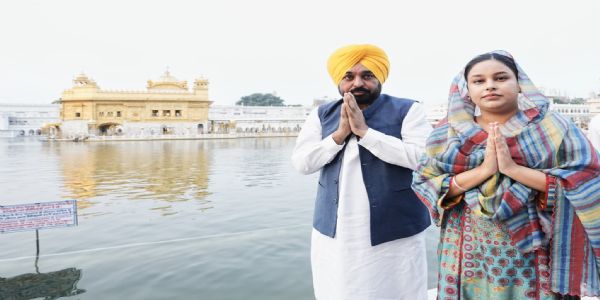 पञ्जाबराज्यस्य मुख्यमन्त्री सचखण्डहरिमन्दिरे शिरसा नतम् अकरोत्