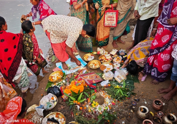 पश्चिम मेदिनीपुर में नदी तटों पर श्रद्धालुओं की भीड़ पश्चिम मेदिनीपुर में नदी तटों पर श्रद्धालुओं की भीड़