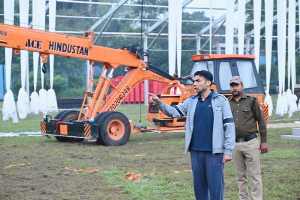 जिलाधिकारी सविन बंसल देहरादून में प्रधानमंत्री के कार्यक्रम स्थल का निरीक्षण करते।