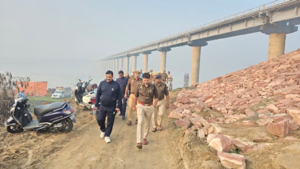 फोटो - घाटो का निरीक्षण करते डीएम व पुलिस अधीक्षक फोटो - घाटो का निरीक्षण करते डीएम व पुलिस अधीक्षक