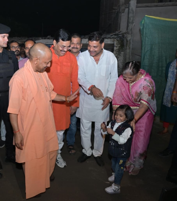 *सीएम योगी ने किया जगेसर पासी चौराहे से हड़हवा फाटक होते हुए एचएन सिंह चौक तक बन रही टूलेन/फोरलेन सड़क का निरीक्षण*