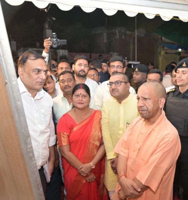 *सीएम योगी ने किया जगेसर पासी चौराहे से हड़हवा फाटक होते हुए एचएन सिंह चौक तक बन रही टूलेन/फोरलेन सड़क का निरीक्षण*