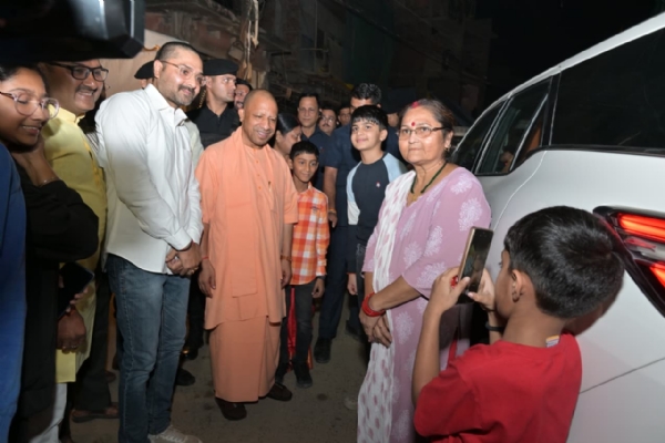 *सीएम योगी ने किया जगेसर पासी चौराहे से हड़हवा फाटक होते हुए एचएन सिंह चौक तक बन रही टूलेन/फोरलेन सड़क का निरीक्षण*