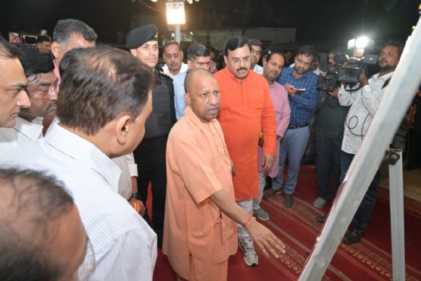 *सीएम योगी ने किया जगेसर पासी चौराहे से हड़हवा फाटक होते हुए एचएन सिंह चौक तक बन रही टूलेन/फोरलेन सड़क का निरीक्षण*