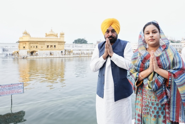 पंजाब के मुख्यमंत्री भगवंत मान पत्नी के साथ दरबार साहिब में माथा टेकते हुए पंजाब के मुख्यमंत्री भगवंत मान पत्नी के साथ दरबार साहिब में माथा टेकते हुए