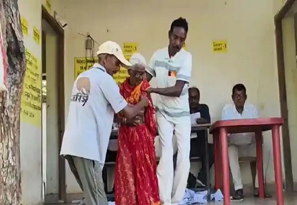 गांव के मतदान केन्द्र से वाेट देकर उतरतीं वृद्ध महिला गांव के मतदान केन्द्र से वाेट देकर उतरतीं वृद्ध महिला