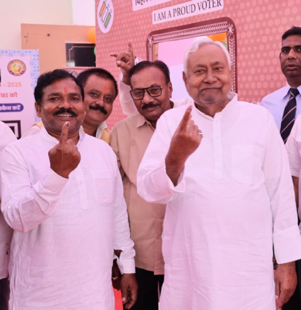 नीतीश कुमार मतदान करने के बाद नीतीश कुमार मतदान करने के बाद