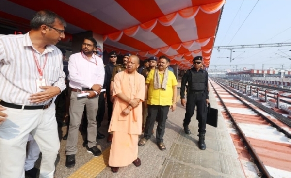मुख्यमंत्री योगी आदित्यनाथ ने बनारस रेलवे स्टेशन पर निरीक्षण