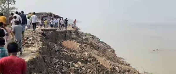 मुर्शिदाबाद में गंगा कटाव से तबाही देखने पहुंचे दिलीप घोष मुर्शिदाबाद में गंगा कटाव से तबाही देखने पहुंचे दिलीप घोष