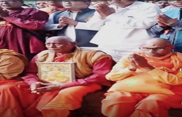 बैरिकेटिंग के बाहर पूजा करते बौद्ध अनुयाई बैरिकेटिंग के बाहर पूजा करते बौद्ध अनुयाई