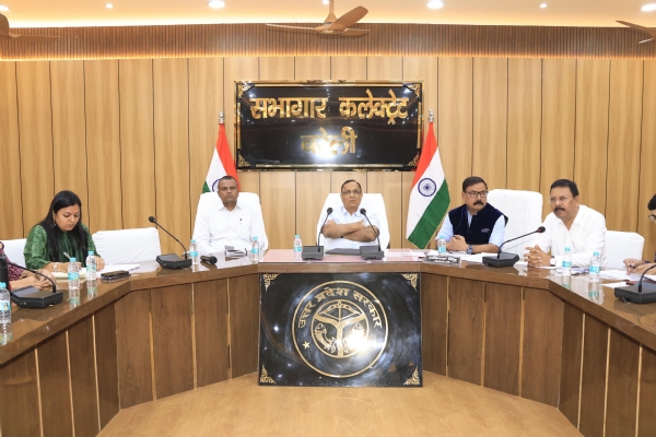 कलेक्ट्रेट सभागार में एग्रीस्टैक स्कीम एवं फार्मर रजिस्ट्री पर समीक्षा बैठक की अध्यक्षता करते सेवानिवृत्त मुख्य सचिव कर्नाटक राजीव चावला। साथ में मंडलायुक्त भूपेंद्र एस. चौधरी, जिलाधिकारी अविनाश सिंह एवं अन्य अधिकारी। कलेक्ट्रेट सभागार में एग्रीस्टैक स्कीम एवं फार्मर रजिस्ट्री पर समीक्षा बैठक की अध्यक्षता करते सेवानिवृत्त मुख्य सचिव कर्नाटक राजीव चावला। साथ में मंडलायुक्त भूपेंद्र एस. चौधरी, जिलाधिकारी अविनाश सिंह एवं अन्य अधिकारी।