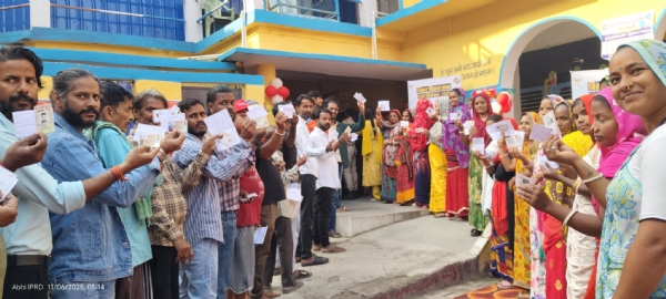 मतदान करते मतदाता की फोटो मतदान करते मतदाता की फोटो