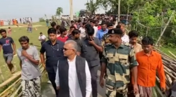 मुर्शिदाबाद में गंगा कटाव से तबाही देखने पहुंचे दिलीप घोष मुर्शिदाबाद में गंगा कटाव से तबाही देखने पहुंचे दिलीप घोष