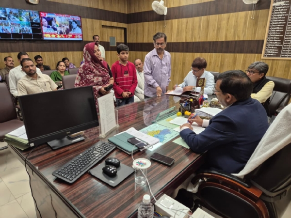 समस्याओं को सुनते जिलाधिकारी समस्याओं को सुनते जिलाधिकारी