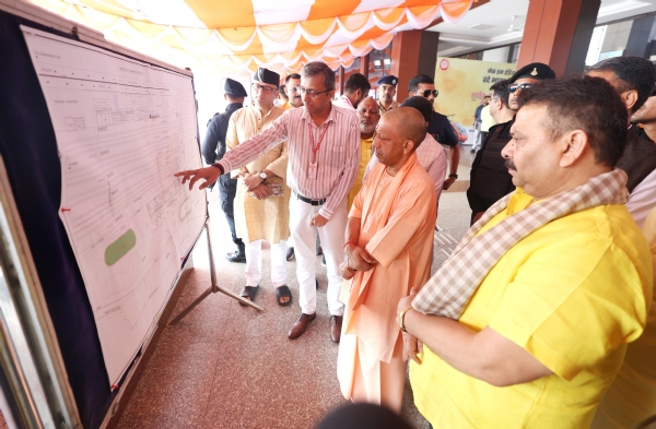 बनारस स्टेशन पर मुख्यमंत्री को सुरक्षा व्यवस्था की जानकारी देते अफसर बनारस स्टेशन पर मुख्यमंत्री को सुरक्षा व्यवस्था की जानकारी देते अफसर