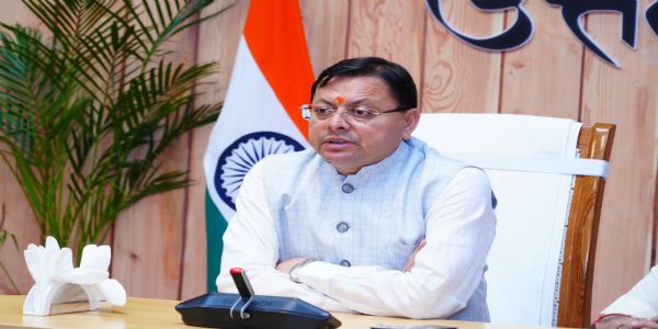 रजतजयन्तीसप्ताहमुपलक्ष्ये कर्मचारिभ्यः, शिक्षकेभ्यः छात्तेभ्यः च मुख्यमंत्री उपाहारान् दत्तवान्।