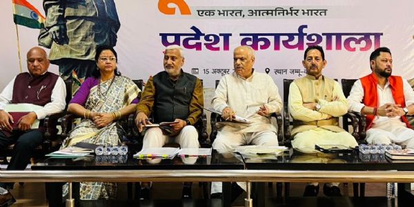 अशोककौलो नगरोटा उपनिर्वाचनम् उद्दिश्य भाजपा नेतॄणां रणनीत्युपवेशनस्य नेतृत्वं कृतवान्