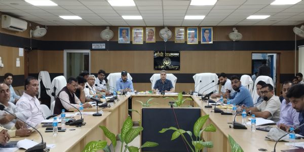 उद्योगबन्धुसमितेः सभायाम् उद्यमिनां समस्यानां समाधानं कृतम्।