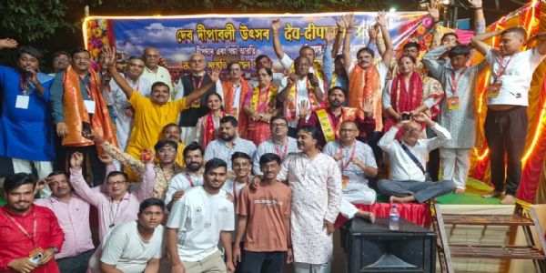 कोलकातानगरे देवदीपावलिमहोत्सवः भव्यरूपेण आयोजितः, तारासुन्दरी–उद्यानं बिचालिघाटं च श्रद्धालूनां जनासमूहः समागतः।