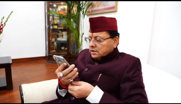 मुख्यमंत्री पुष्कर सिंह क्रिकेटर स्नेहा राणा से फोन पर बात करते मुख्यमंत्री पुष्कर सिंह क्रिकेटर स्नेहा राणा से फोन पर बात करते