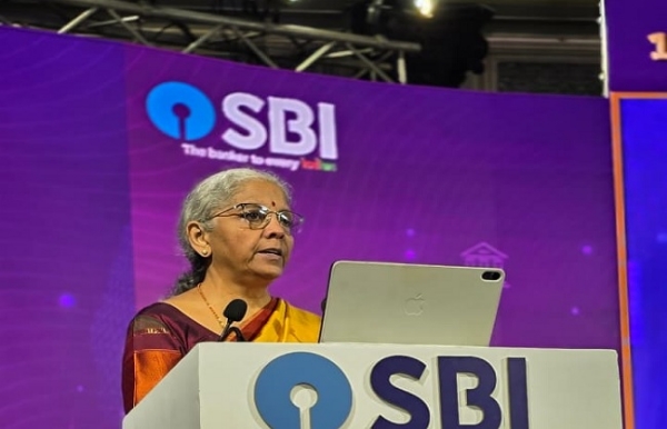 12वें एसबीआई बैंकिंग और इकोनॉमिक्स कॉन्क्लेव 2025 को संबोधित करते सीतारमण 12वें एसबीआई बैंकिंग और इकोनॉमिक्स कॉन्क्लेव 2025 को संबोधित करते सीतारमण