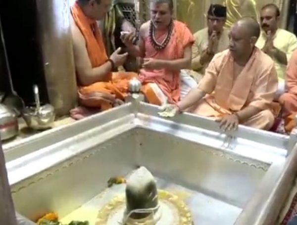 श्री काशी विश्वनाथ मंदिर में मुख्यमंत्री