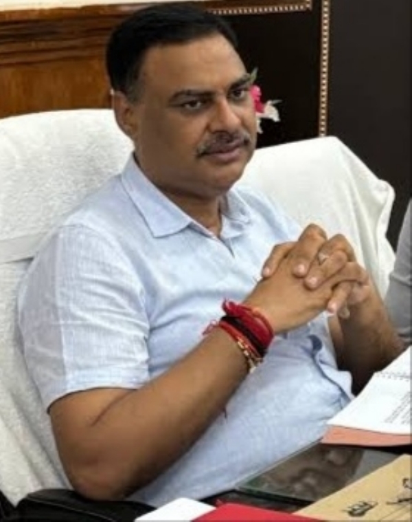 जिलाधिकारी पवन कुमार गंगवार जिलाधिकारी पवन कुमार गंगवार