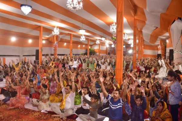 श्रीराम कथा सुनते भक्तगण श्रीराम कथा सुनते भक्तगण