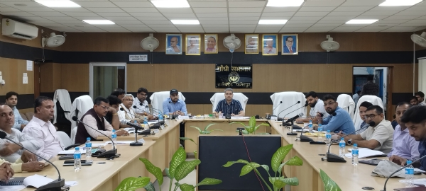 उद्यमियों की समस्याओं को सुनते जिलाधिकारी रविन्द्र सिंह उद्यमियों की समस्याओं को सुनते जिलाधिकारी रविन्द्र सिंह