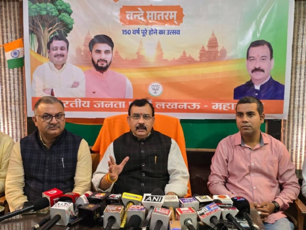 भारतीय जनता पार्टी महानगर कार्यालय में प्रेसवार्ता के दौरान जानकारी देते महानगर भाजपा अध्यक्ष आनंद द्विवेदी एवं अन्य।