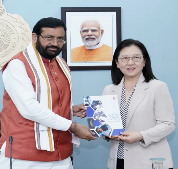 हरियाणा के मुख्यमंत्री नायब सैनी टेस्ला प्रतिनिधि काे ईवी पाॅलिसी भेंट करते हुए हरियाणा के मुख्यमंत्री नायब सैनी टेस्ला प्रतिनिधि काे ईवी पाॅलिसी भेंट करते हुए
