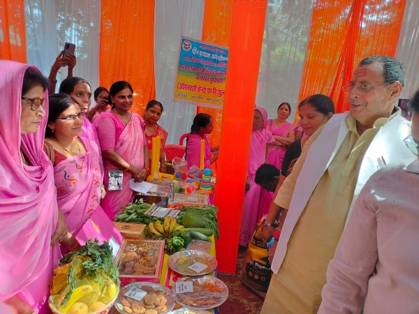 पथरहिया स्थित विकास भवन में आयोजित सरस मेला