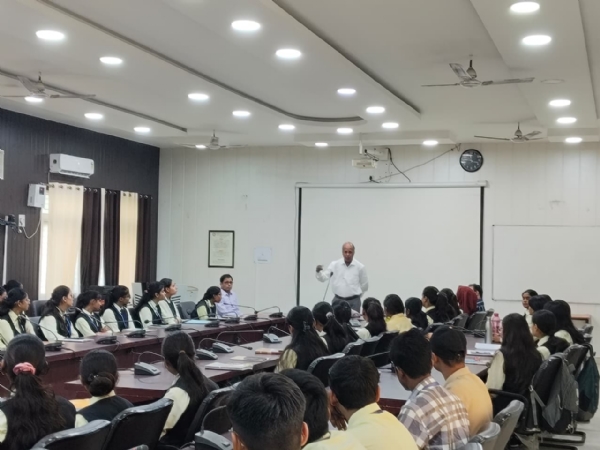 व्याख्यान माला को संबोधित करते हुए मुख्य अतिथि के गिरी व्याख्यान माला को संबोधित करते हुए मुख्य अतिथि के गिरी