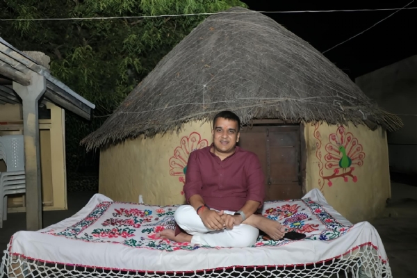 કચ્છના કપુરાશીમાં નાયબ મુખ્યમંત્રી હર્ષ સંઘવીની ખાટલા સભા, સરહદી ગામોના રાષ્ટ્રપ્રેમને બિરદાવ્યો કચ્છના કપુરાશીમાં નાયબ મુખ્યમંત્રી હર્ષ સંઘવીની ખાટલા સભા, સરહદી ગામોના રાષ્ટ્રપ્રેમને બિરદાવ્યો