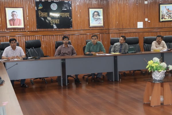 बैठक करते डीडीसी एवं अन्य बैठक करते डीडीसी एवं अन्य